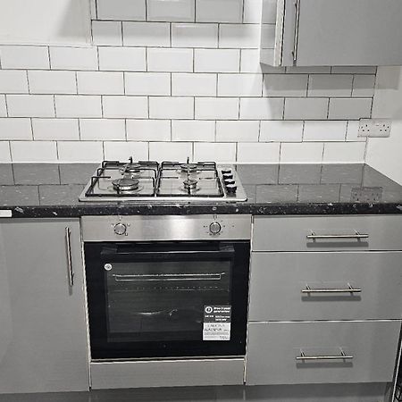 Spacious Double Bedroom With Private Toilet And Shared Kitchen With On Premesis Parking Oldbury  Eksteriør bilde