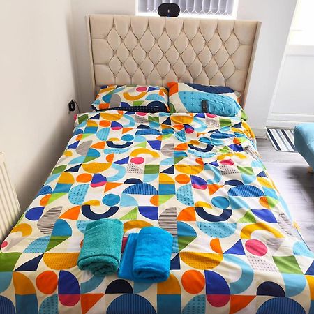 Spacious Double Bedroom With Private Toilet And Shared Kitchen With On Premesis Parking Oldbury  Eksteriør bilde