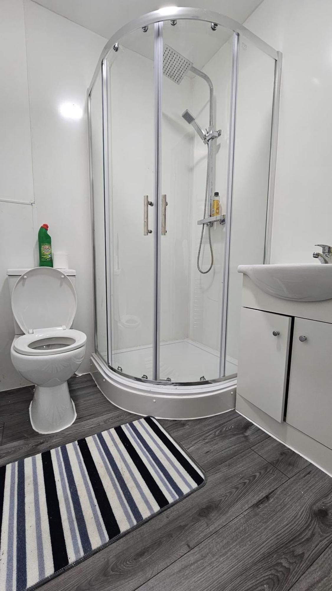 Spacious Double Bedroom With Private Toilet And Shared Kitchen With On Premesis Parking Oldbury  Eksteriør bilde