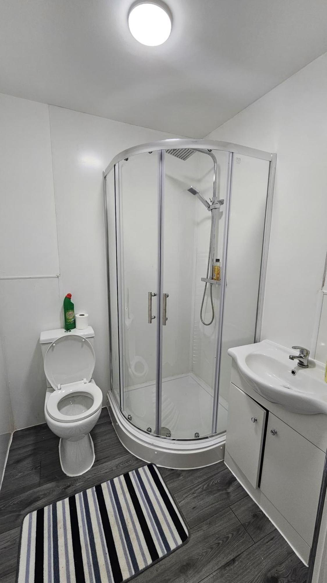 Spacious Double Bedroom With Private Toilet And Shared Kitchen With On Premesis Parking Oldbury  Eksteriør bilde