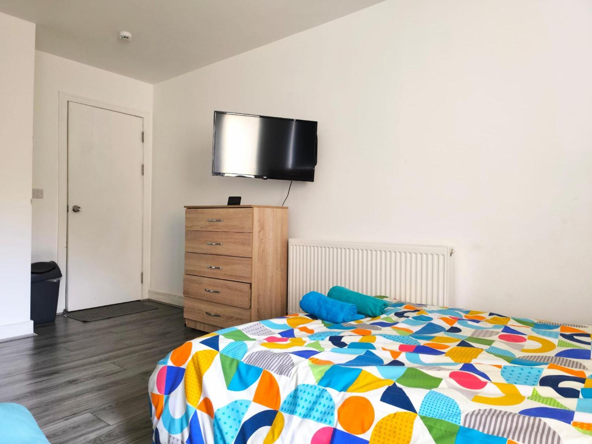 Spacious Double Bedroom With Private Toilet And Shared Kitchen With On Premesis Parking Oldbury  Eksteriør bilde